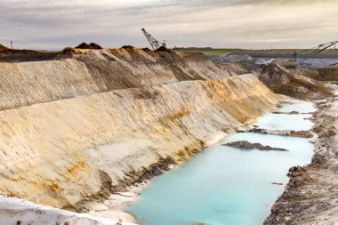 Bir kılavuz ipi kazıcısı kil ocağında çalışır. Zaporozhye bölgesi, Ukrayna. Temmuz 2017