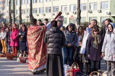 Paskalya 'da bir Ortodoks rahibinin şenlik ayini. Zaporozhye bölgesi, Ukrayna. Nisan 2015
