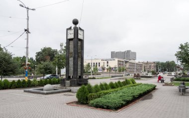 Zaporozhye 'deki Shevchenko Bulvarı' ndaki metalürjistlerin anıtı. Ukrayna. Haziran 2015