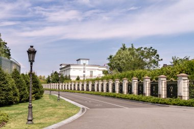 Kiev yakınlarındaki Yanukoviç Mezhyhirya arazisinin çiti. Ukrayna. Ağustos 2015