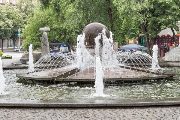 Fotnan Met Een Drijvende Granieten Bal Het Mayakovsky Plein Stad — Stockfoto