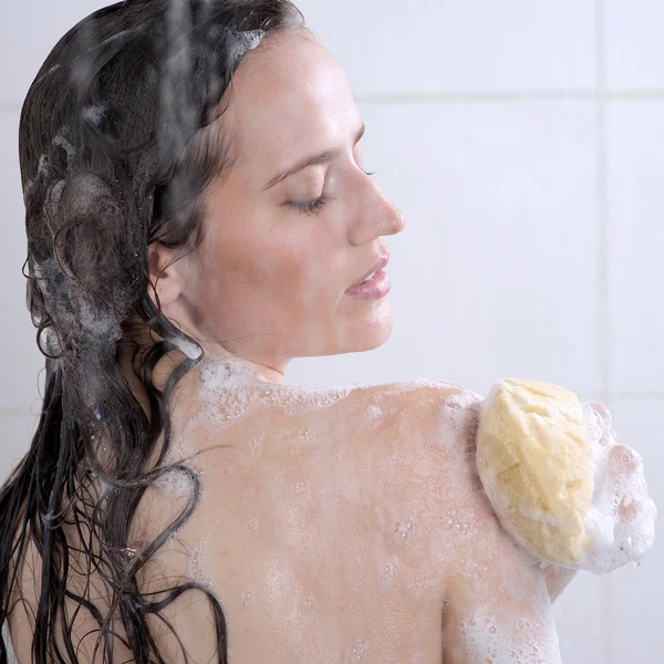 Frau wäscht ihren Körper Duschgel — Stockfoto