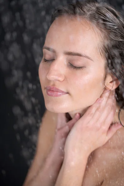 Eine Frau steht unter der Dusche — Stockfoto