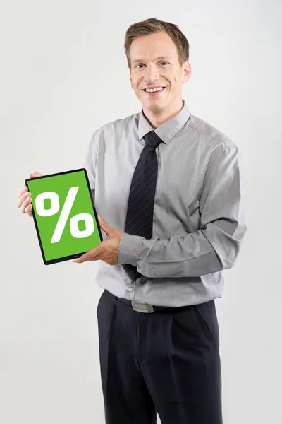 Empresário mostrando um tablet — Fotografia de Stock