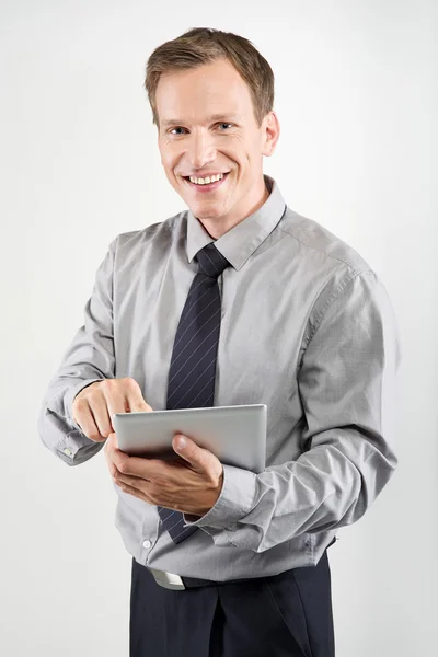 Geschäftsmann mit Tablet — Stockfoto