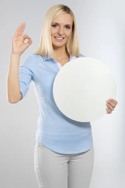 Mujer con tablero de círculo en blanco —  Fotos de Stock