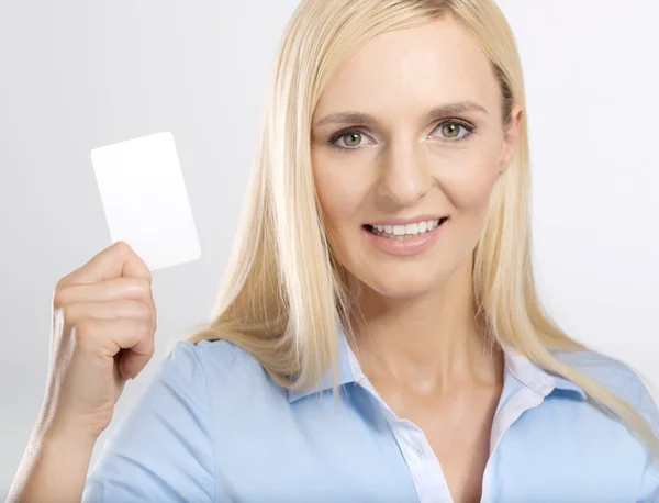 Woman holding card — Stock Photo, Image