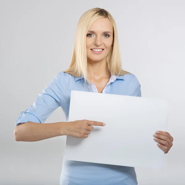 Woman wijzend op een bord — Stockfoto