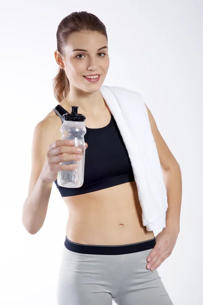 Retrato de mujer con toalla y botella — Foto de Stock