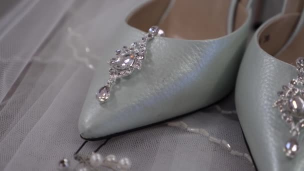 Жіноче весільне взуття на білій завісі — стокове відео