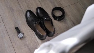 Erkekler düğün aksesuarları yerde.
