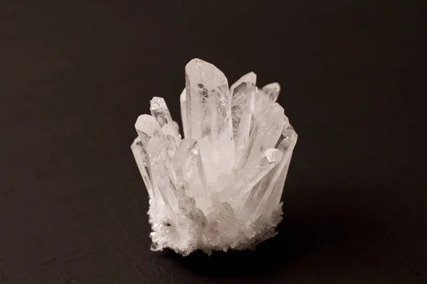 Doğal Saydam Kaya Kristallerinin Kristalleri Kristallerde Şeffaf Kuvars Kaya Jeoloji — Stok fotoğraf