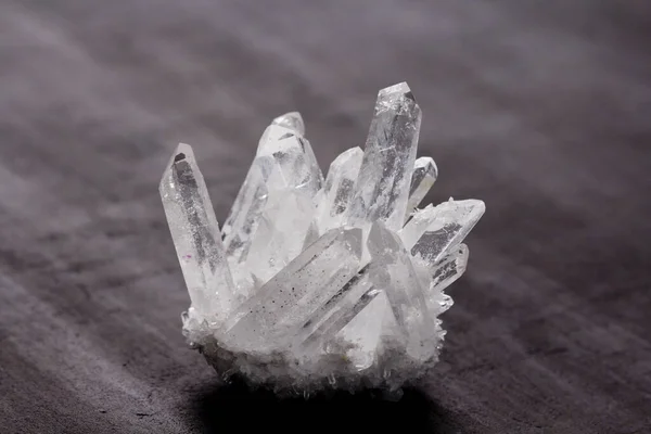 Velké Krystaly Přírodního Průsvitného Kamenného Křišťálu Průhledný Křemen Krystalech Skále — Stock fotografie