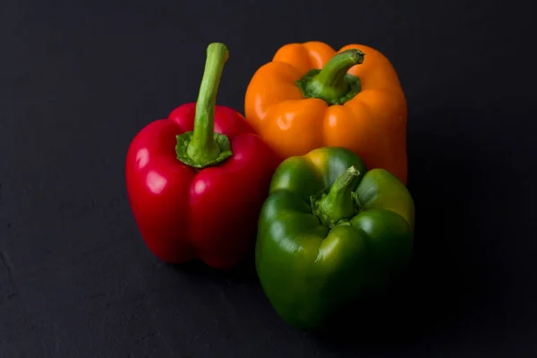 Brillantes Pimientos Multicolores Encuentran Sobre Fondo Hormigón Moderno Negro Pimientos — Foto de Stock