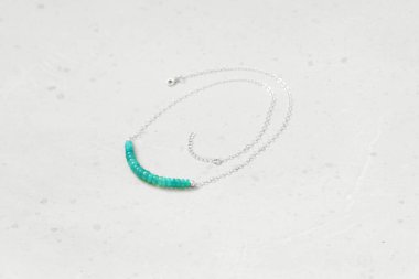 Nadir bulunan mavi turkuaz opal ve 925 som gümüşten yapılmış gümüş bir kolye ya da kolye. El yapımı mücevherler. Kolye boncukları hafif modern bir arkaplanda el yapımı..