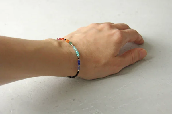 Bracelet Lumineux Multicolore Pierres Naturelles Sur Bras Turquoise Rubis Émeraude — Photo