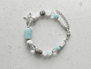 Doğal taşlar ve gümüşten yapılmış güzel bir asimetrik tasarım bileziği. Aquamarine, kaya kristali, kacholong, larimar, ay taşı. Doğal taşlardan yapılmış el yapımı mücevherler..
