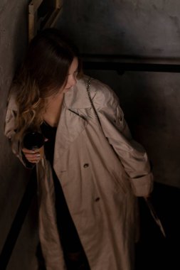 Çatı katında trençkotlu çekici bir esmer. şehir yaşam tarzı kavramı