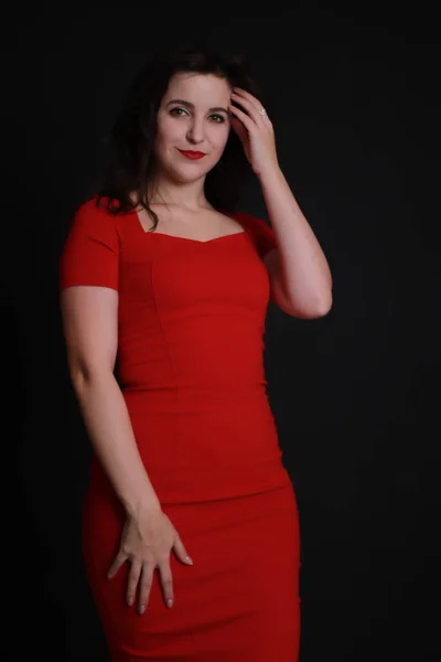 Sexy morena atractiva en vestido rojo delgado aislado sobre fondo negro. sesión de estudio. actriz emocional. —  Fotos de Stock