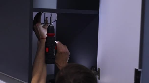 Process för renovering av lägenhet. fettler borrar glashållare i hyllan. Oigenkännliga män. Ombyggnad, reparationer. FullHD-bilder. — Stockvideo