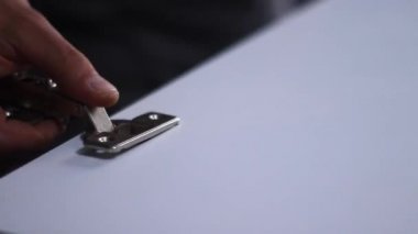 Daire yenileme işlemi. Fettler ön cepheye kapı menteşeleri koyar. Tanımlanamayan adamlar. Tadilat, onarım. Tam HD görüntüler.