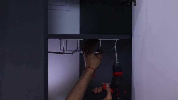 Processo de renovação de apartamentos. fettler brocas suportes de vidro na prateleira. Homens irreconhecíveis. remodelação, fazer reparos. Imagens FullHD. — Vídeo de Stock