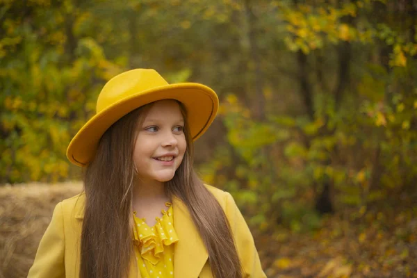 주황색 모자에 드레스와 코트를 귀여운 소녀의 코시스 — 스톡 사진
