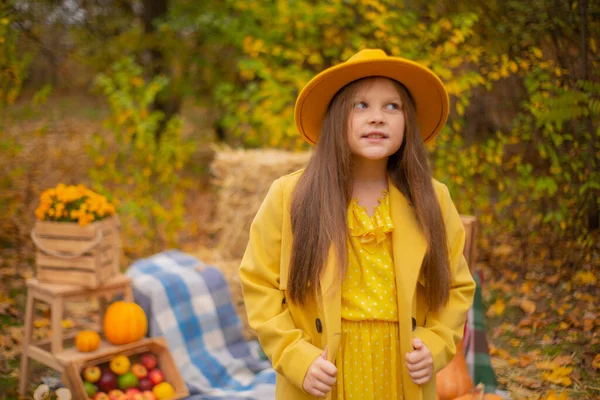 Roztomilý Krásný Dospívající Brunetka Dívka Oranžovém Klobouku Šaty Kabát Vedle — Stock fotografie
