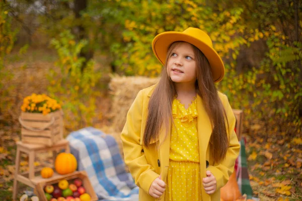 Милая Красивая Брюнетка Подросток Оранжевой Шляпе Платье Пальто Рядом Осенними — стоковое фото