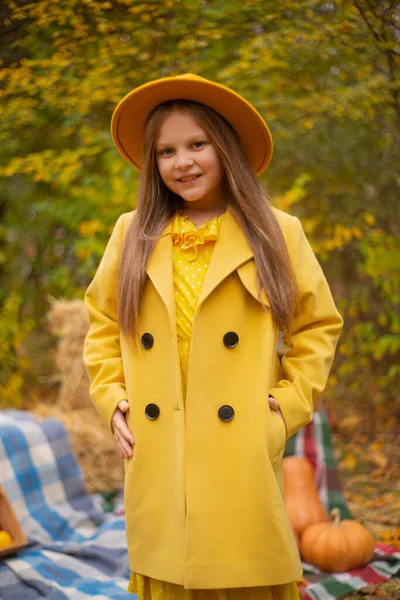 오렌지 모자를 코트를 귀여운 — 스톡 사진