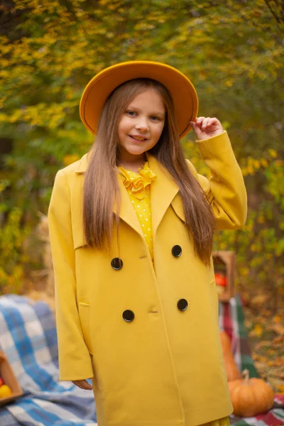 Mignonne Belle Adolescente Brune Dans Chapeau Orange Robe Manteau Côté — Photo