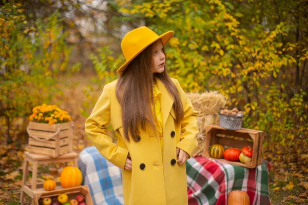 Niedliche Schöne Brünette Teenager Mädchen Mit Orangefarbenem Hut Kleid Und — Stockfoto