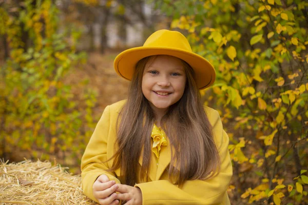 Portrait Mignonne Belle Adolescente Brune Dans Chapeau Une Robe Manteau — Photo