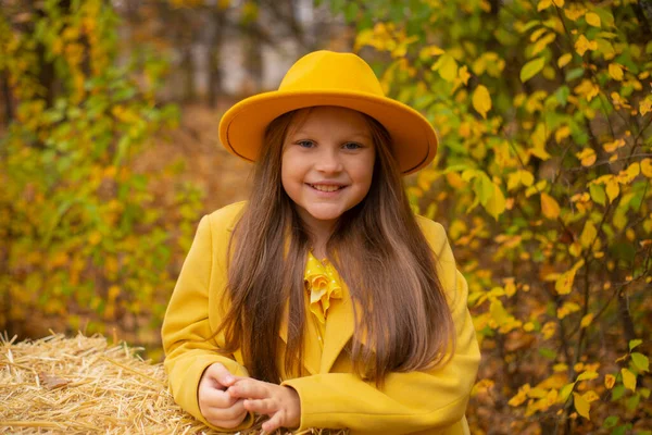 Retrato Linda Hermosa Chica Morena Adolescente Sombrero Naranja Vestido Abrigo — Foto de Stock