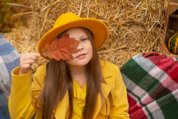 Nettes Hübsches Brünettes Mädchen Teenageralter Mit Orangefarbenem Hut Kleid Und — Stockfoto