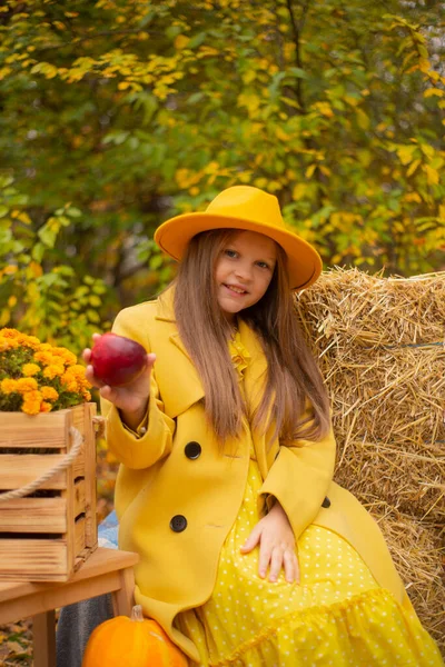 Niedliche Schöne Brünette Teenager Mädchen Mit Orangefarbenem Hut Kleid Und — Stockfoto