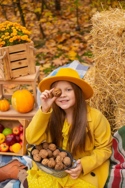 Nettes Hübsches Brünettes Mädchen Teenageralter Mit Orangefarbenem Hut Kleid Und — Stockfoto