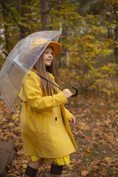 Roztomilý Krásný Dospívající Brunetka Dívka Oranžovém Klobouku Šaty Kabát Chůze — Stock fotografie