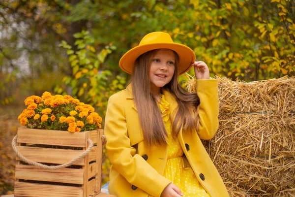 Söt Vacker Tonåring Brunett Flicka Orange Hatt Klänning Och Rock — Stockfoto