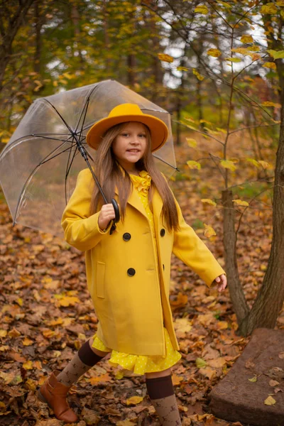 オレンジ色の帽子 ドレス コートのかわいい十代のブルネットの女の子は 透明な傘で歩いています 美人秋 — ストック写真