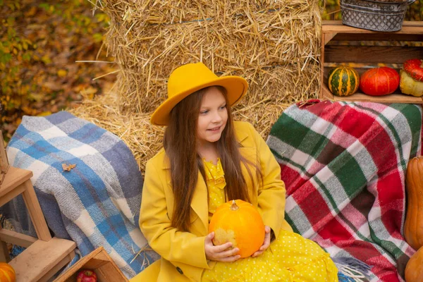 Niedliche Schöne Brünette Teenager Mädchen Mit Orangefarbenem Hut Kleid Und — Stockfoto