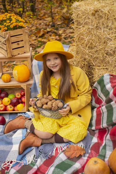 Cute Beautiful Teenage Brunette Girl Orange Hat Dress Coat Basket — Stock Photo, Image