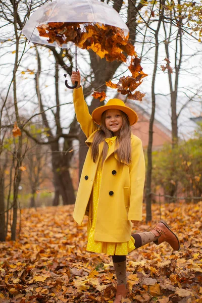 Roztomilý Krásný Dospívající Brunetka Dívka Oranžovém Klobouku Šaty Kabát Drží — Stock fotografie