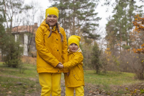 Menino Bonito Uma Menina Irmão Irmã Trajes Amarelos Idênticos Chapéus — Fotografia de Stock