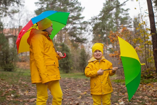 Mignon Petit Garçon Heureux Une Fille Frère Sœur Costumes Jaunes — Photo