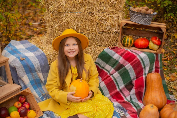 可爱美丽的少女 戴着橙色的帽子 紧靠着秋天的装饰品 — 图库照片
