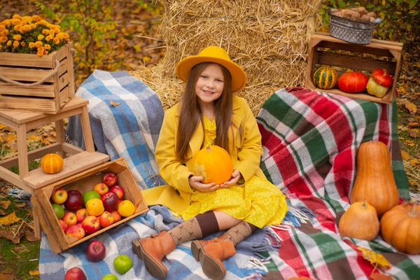 Linda Hermosa Chica Morena Adolescente Sombrero Naranja Vestido Abrigo Junto — Foto de Stock