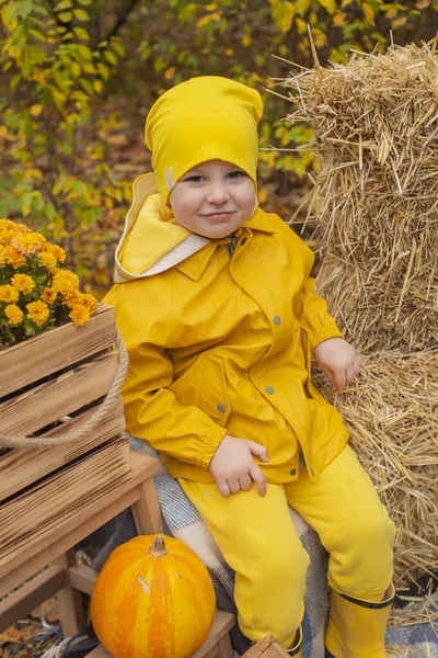 Niedlichen Schönen Vorschuljungen Einer Orangefarbenen Hose Regenmantel Hut Gummistiefel Der — Stockfoto