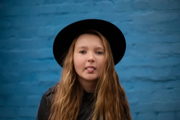 Retrato Linda Chica Adolescente Morena Chaqueta Cuero Sombrero Negro Fondo — Foto de Stock