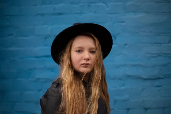 Deri Ceketli Güzel Esmer Kız Portresi Mavi Tuğla Duvarda Siyah — Stok fotoğraf